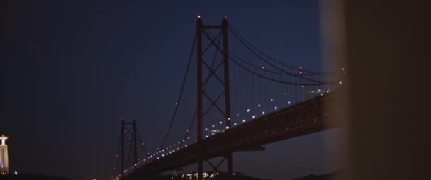 Vista Bajo Ángulo Del Puente Abril Por Noche Movimiento Lento — Vídeos de Stock