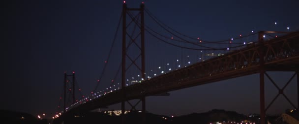 里斯本塔格斯河上的一座大型悬索桥的夜景 慢动作 — 图库视频影像