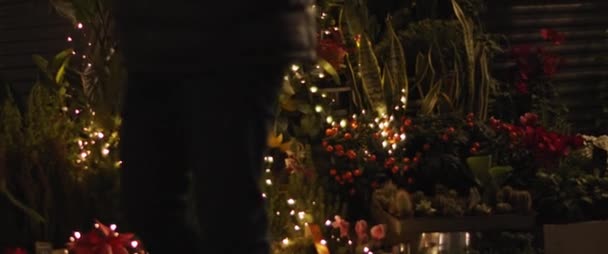 Pessoas Que Passam Pela Pequena Loja Flores Decoradas Com Luzes — Vídeo de Stock