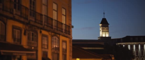 Middeleeuwse Straat Van Lissabon Bij Zonsondergang Langzame Beweging — Stockvideo