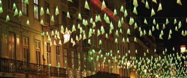 Verlichte Kleurverandering Kegels Opknoping Boven Lissabon Versierde Straat Langzame Beweging — Stockvideo