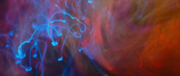 スローモーションでカラフルなスモーキー効果で沈む青いUvインクの滴 — ストック動画