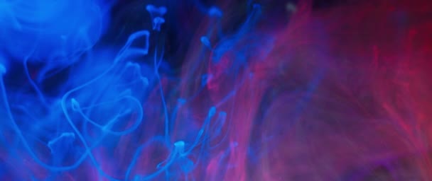 遅い動きで他の明るい色との暗い混合物に輝くUvインクで作成された煙効果 — ストック動画