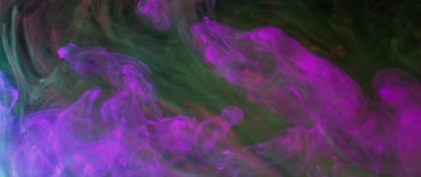 Ροζ Μελάνι Επιπλέει Επάνω Ένα Μείγμα Λαμπερά Χρώματα Δημιουργώντας Εφέ — Αρχείο Βίντεο