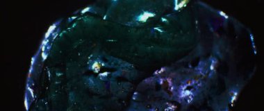 Mavi ve yeşil balçık ağır çekimde genişliyor.