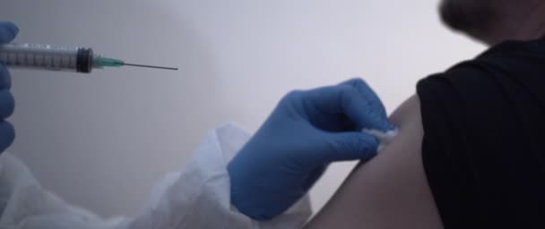 Vattacsomót Tartó Kéz Injekció Beadását Követően Lassított Felvétel — Stock videók