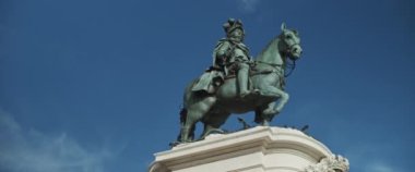 Portekiz 'in Lizbon kentindeki Ticaret Meydanı' nın ortasında güneşli bir günde Kral Jose anıtı. Yavaş çekim.