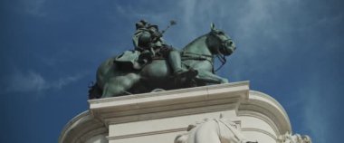 Güneşli bir günde Lizbon, Portekiz 'deki Ticaret Meydanı' nda Kral Jose 'nin heykeli. Yavaş çekim.