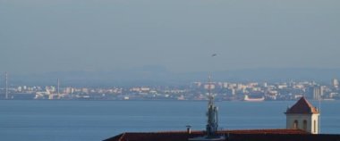 Lizbon 'un tarihi bölgesinde deniz kıyısında uçan martılar. Yavaş çekim.