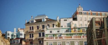 Lizbon, Portekiz 'deki konut binalarının renkli cepheleri. Yavaş çekim.