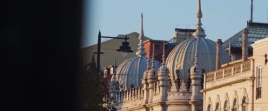 Lizbon, Portekiz 'in eski şehir bölgesinde kuşlar uçuşuyor. Yavaş çekim.