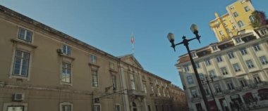 Lizbon, Portekiz 'in eski bir şehrindeki merkez meydanın manzarası. Yavaş çekim.