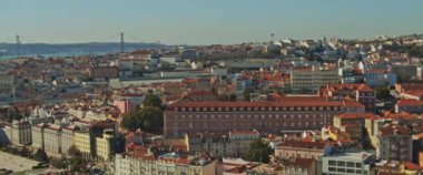 Güneşli bir günde Portekiz, Lizbon 'un panoramik manzarası. Yavaş çekim, yan çekim..