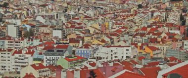 Lizbon, Portekiz 'deki renkli apartmanların resimli arka plan görüntüsü. Ağır çekim. Şehir arkaplanı, doku kavramı.