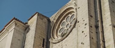 Güzel bir ortaçağ antik katolik kilisesi ve bir gül dairesi penceresi. Yavaş çekim.