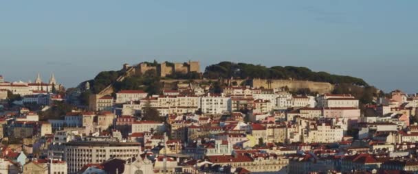 Живописный Вид Древнюю Каменную Крепость Холме Лисбоне Португалия Над Традиционными — стоковое видео