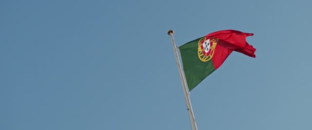 Filmagem Câmara Lenta Uma Bandeira Portugal Acenando — Vídeo de Stock