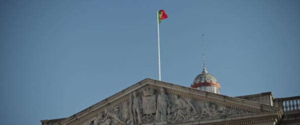 Bendera Portugal Melambai Udara Atas Bangunan Arsitektur Bersejarah Abad Pertengahan — Stok Video