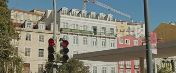 Verkeerslichten Met Rood Bord Midden Een Oude Stad Van Lissabon — Stockvideo