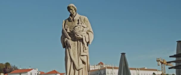 Traversant Vieille Ville Lisbonne Passant Devant Une Statue Pape Religieux — Video