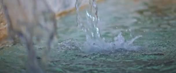 Vista Laterale Spruzzi Acqua Una Fontana Pubblica Rallentatore — Video Stock