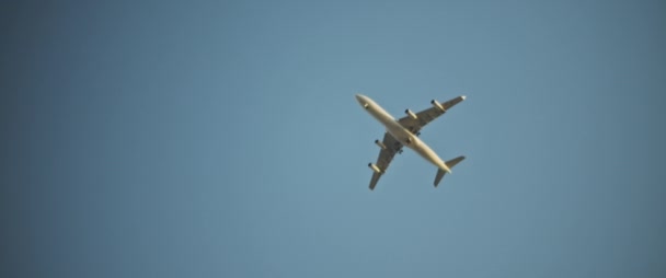 Самолет Летит Высоко Небе Вблизи Вид Низкого Угла Медленное Движение — стоковое видео