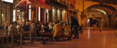 Lizbon, Portekiz - 8 Aralık 2019: İnsanlar açık bir kafede yemek yiyor, kalın kıyafetler giyiyorlar..