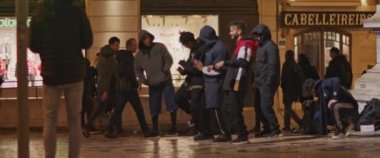 Lizbon, Portekiz - 8 Aralık 2019: Caddenin ortasında dans eden gençler grubu.