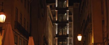 Lizbon, Portekiz - 8 Aralık 2019: Eski bir klasik kule binasının gece görüşü.
