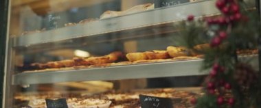 Lizbon, Portekiz 'de kış tatili sezonunda bir kafe vitrininde sergileniyor. Geleneksel Portekiz yumurtalı tart pastası. Yavaş çekim.