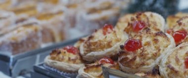 Geleneksel Portekiz tatlıları pastanenin vitrininde. Ağır çekim, yakın çekim..