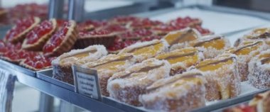 Pastanenin vitrininde geleneksel Portekiz pastası ruloları. Ağır çekim, yakın çekim..