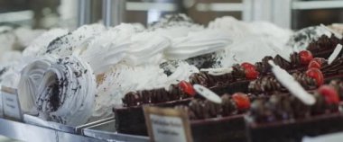 Kahve dükkanının vitrininde nefis tatlılar. Ağır çekim, yakın çekim..