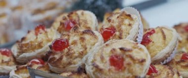 Kafe vitrininde geleneksel Portekiz tatlıları. Ağır çekim, yakın çekim..