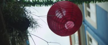 Günün ortasında tipik bir Avrupa caddesinde Noel süsleri. Tatil sezonu. Yavaş çekim, yakın çekim, alçak açı.