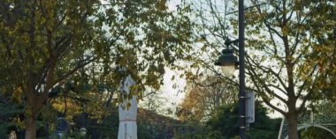 Şehir parkında kapalı kafe şemsiyeleri. Yavaş çekim.