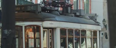 Lizbon, Portekiz 'de eski bir tramvay. Ağır çekim, yakın çekim..