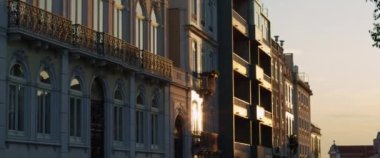 Gün batımında Lizbon 'da eski apartman daireleri. Yavaş çekim.