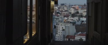 Akşamları, Lizbon, Portekiz 'deki dar ve karanlık bir sokaktan manzaralı apartman daireleri. Yavaş çekim.