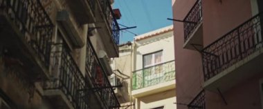 Lizbon 'da dar bir sokakta güzel renkli apartmanlar var. Yavaş çekim.