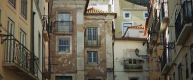 Lizbon 'da eski bir apartman, Portekiz' de duvarları çatlak alçılı. Yavaş çekim.