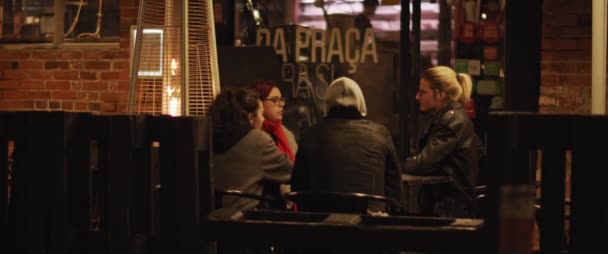 Lisbonne Portugal Décembre 2019 Groupe Quatre Personnes Assises Dans Café — Video