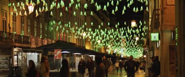 Lissabon Portugal Dec 2019 Folk Går Nerför Gatan Dekorerade Med — Stockvideo