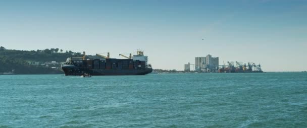 Sebuah Kapal Kargo Dengan Kontainer Mendekati Pelabuhan Lisbon Gerakan Lambat — Stok Video
