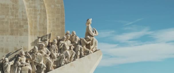 Close Estátua Padrao Dos Descobrimentos Lisboa Portugal Movimento Lento — Vídeo de Stock