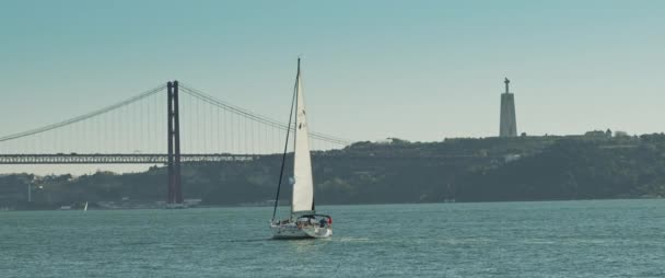 Yate Navegando Hacia Puente Colgante Con Una Estatua Cristo Fondo — Vídeos de Stock