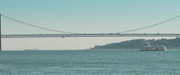 Una Piccola Nave Che Naviga Sotto Ponte Abril Ponte Sospeso — Video Stock