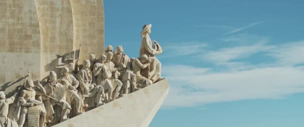 Γλάρο Που Πετά Πάνω Από Τον Πάδαμο Του Δεσκοβρίμεντου Μνημείο — Αρχείο Βίντεο