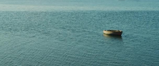 在大海中间的一艘孤零零的被遗弃的船 慢动作 — 图库视频影像