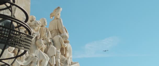 Närbild Statyn Padrao Dos Descobrimentos Upptäcktsmonumentet Lissabon Portugal Flygplan Flyger — Stockvideo